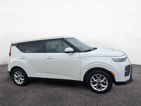 Used 2022 Kia Soul LX w/ Technology Package FWD image 3