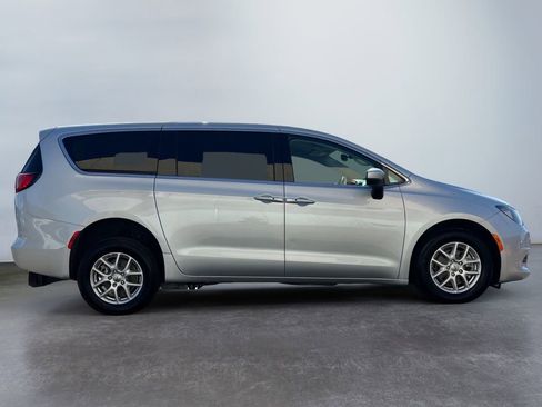 Used 2023 Chrysler Voyager LX image 5