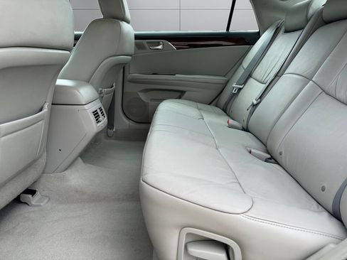 Used 2009 Toyota Avalon XLS FWD image 16