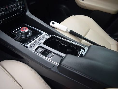 Used 2018 Jaguar F-PACE Premium AWD/4WD image 13