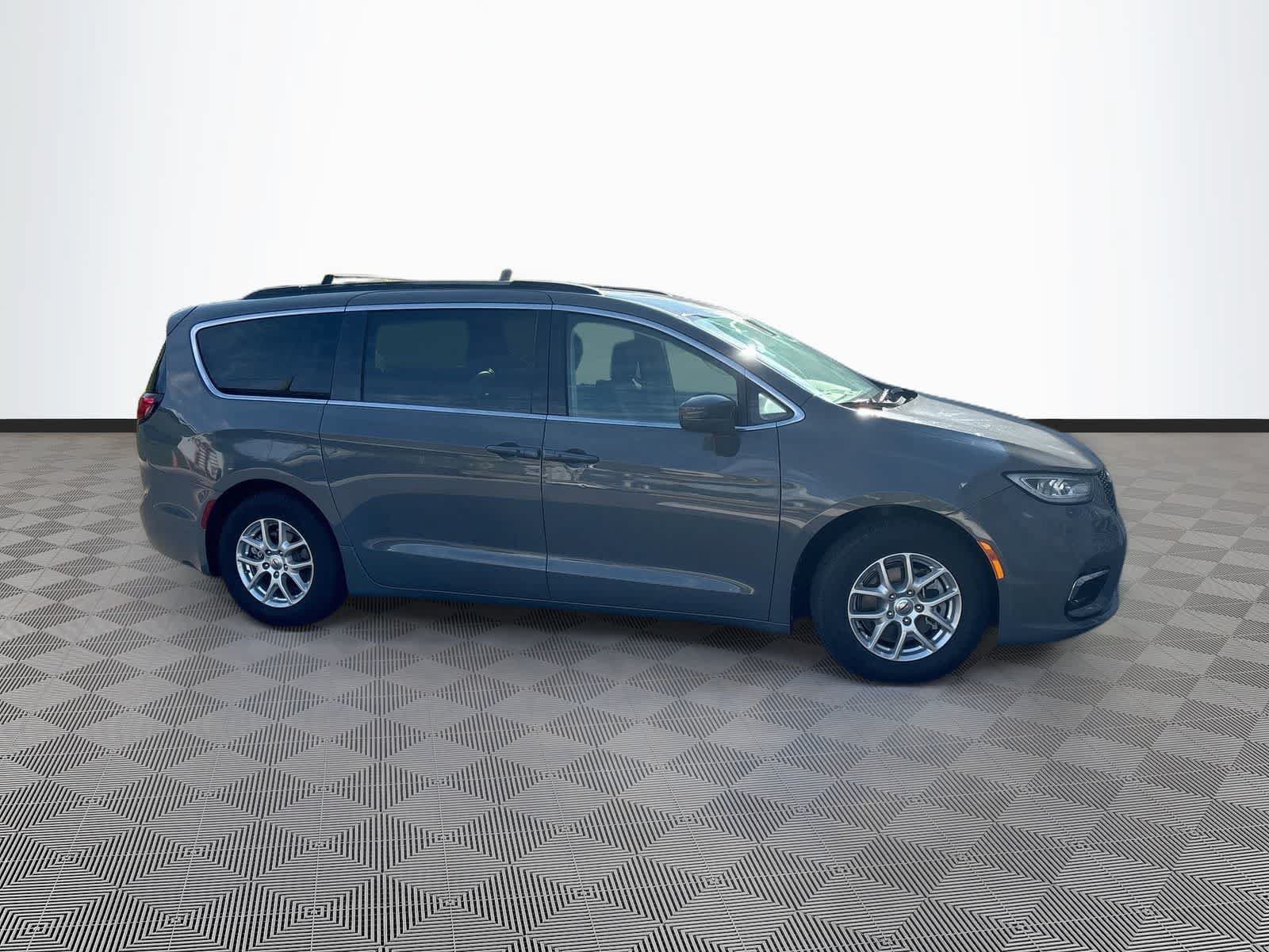 Used 2022 Chrysler Pacifica Touring-L FWD image 4