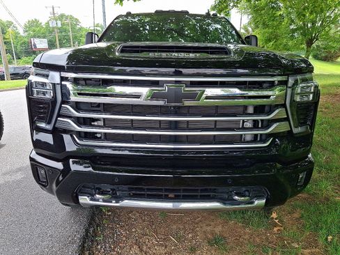 Used 2025 Chevrolet Silverado 2500 High Country w/ High Country Premium Package AWD/4WD image 2
