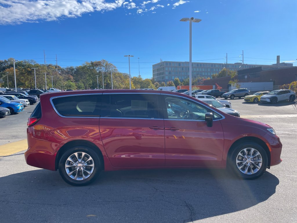 Used 2024 Chrysler Pacifica Touring-L AWD/4WD image 6