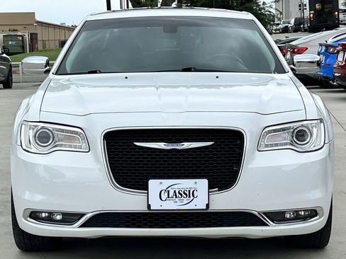 Used 2019 Chrysler 300 Limited RWD image 8
