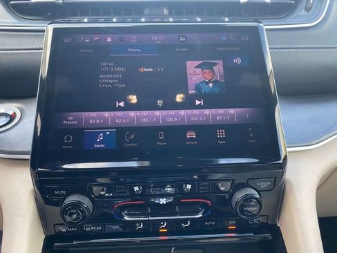 Used 2025 Jeep Grand Cherokee L Limited w/ Luxury Tech Group II AWD/4WD image 21