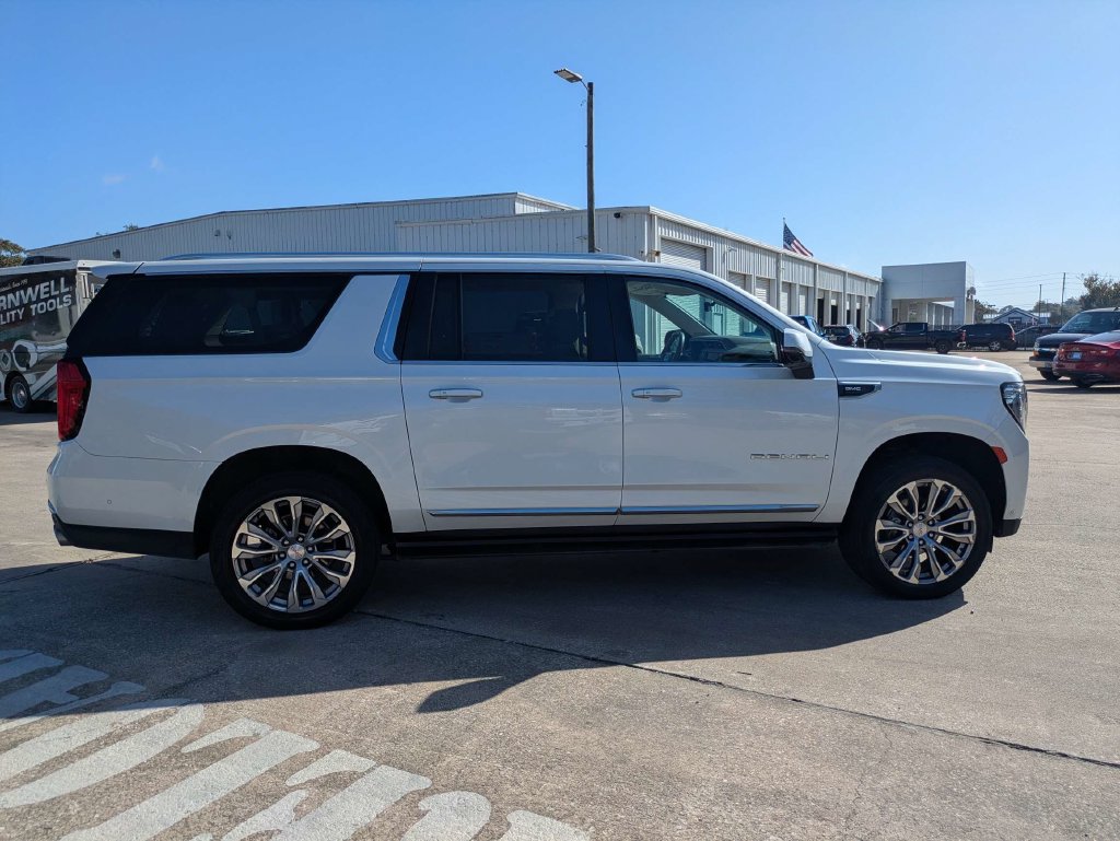Used 2023 GMC Yukon XL Denali w/ Denali Reserve Package AWD/4WD image 25