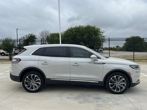 Used 2023 Lincoln Nautilus Reserve AWD/4WD image 3