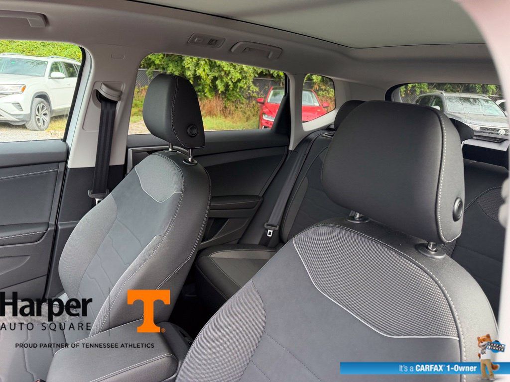 Used 2025 Volkswagen Taos SE AWD/4WD image 12