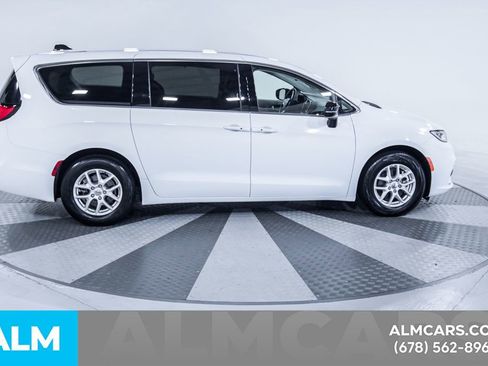 Used 2024 Chrysler Pacifica Touring-L image 11