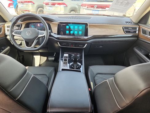 Used 2025 Volkswagen Atlas SE FWD image 11