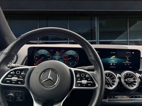 Used 2022 Mercedes-Benz GLB 250 4MATIC image 3