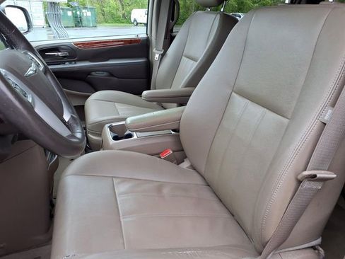 Used 2015 Chrysler Town & Country Touring w/ Driver Convenience Group FWD image 3
