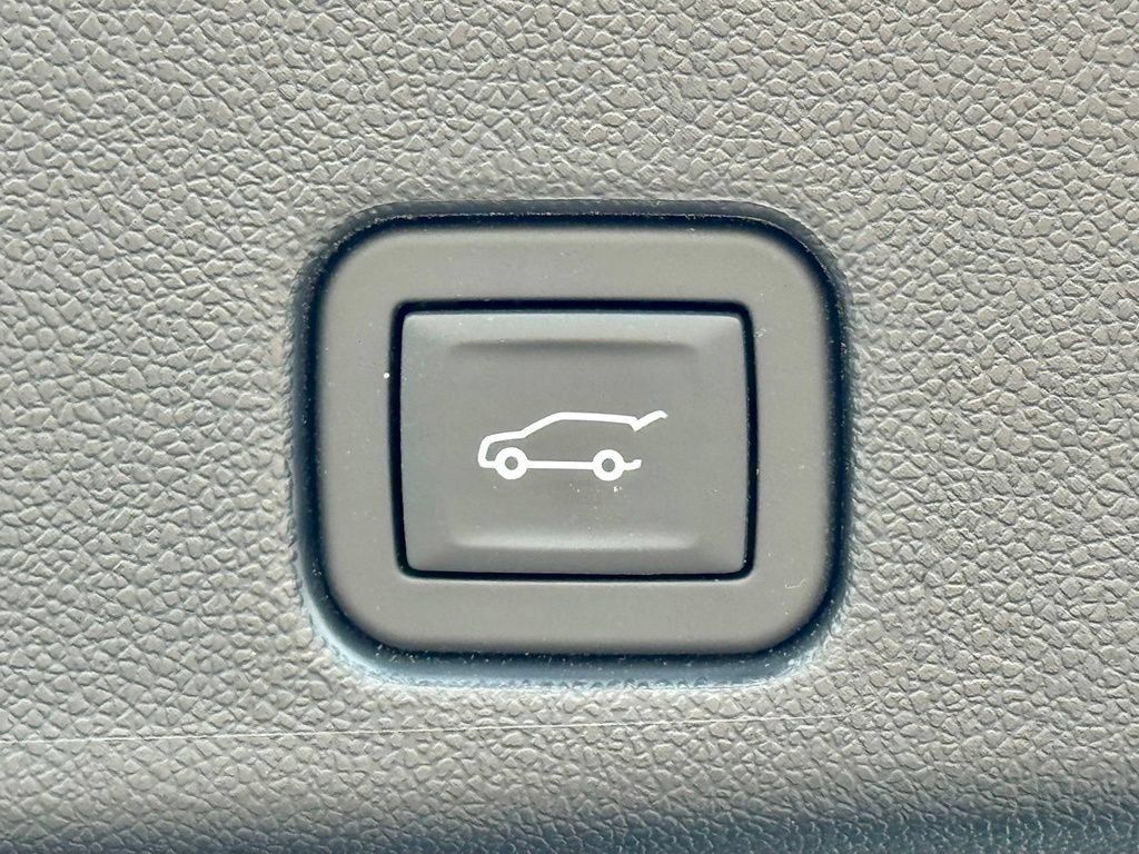 Used 2025 Chevrolet Traverse RS w/ LPO, Floor Liner Package AWD/4WD image 39