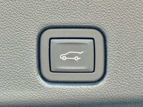 Used 2025 Chevrolet Traverse RS AWD/4WD image 39