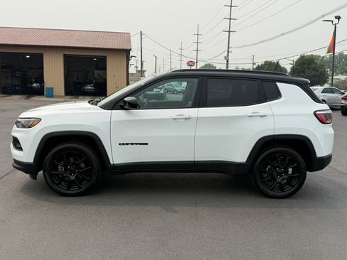 Used 2022 Jeep Compass Latitude w/ Sun and Sound Group AWD/4WD image 5