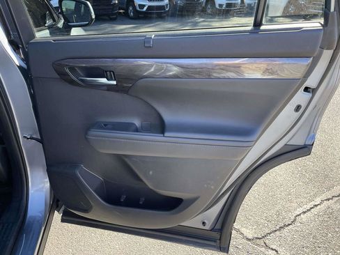 Used 2022 Toyota Highlander Platinum image 17