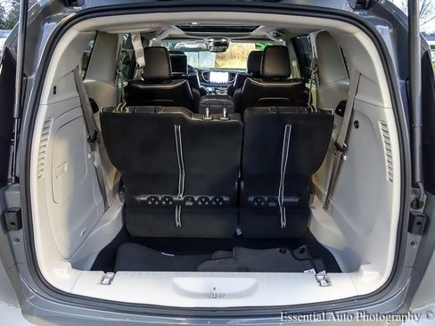 Used 2022 Chrysler Pacifica Limited w/ Uconnect Theater Family Group image 33
