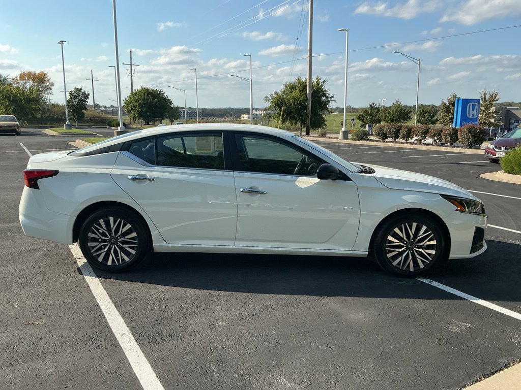 Used 2025 Nissan Altima 2.5 SV FWD image 12