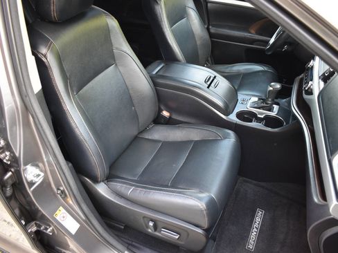 Used 2017 Toyota Highlander XLE FWD image 29