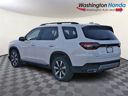 New 2025 Honda Pilot Touring image 5