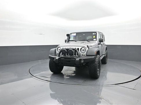 Used 2017 Jeep Wrangler Unlimited Rubicon w/ Connectivity Group image 3