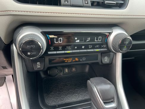 Used 2022 Toyota RAV4 XLE Premium image 31
