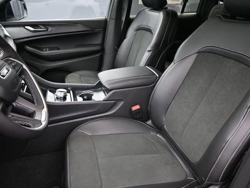 New 2025 Jeep Grand Cherokee Altitude image 19