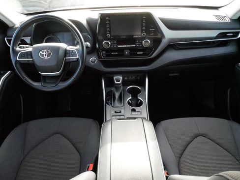Certified 2022 Toyota Highlander LE image 10