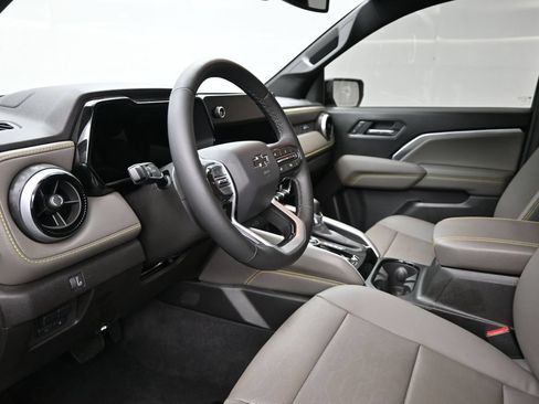Used 2026 Chevrolet Colorado ZR2 w/ Technology Package AWD/4WD image 10