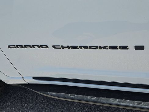 Used 2023 Jeep Grand Cherokee L Summit AWD/4WD image 14
