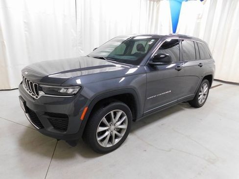 Used 2022 Jeep Grand Cherokee Laredo w/ Luxury Tech Group I image 16