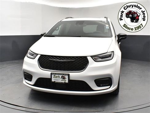 Used 2024 Chrysler Pacifica Limited w/ Uconnect Theater Family Group image 2