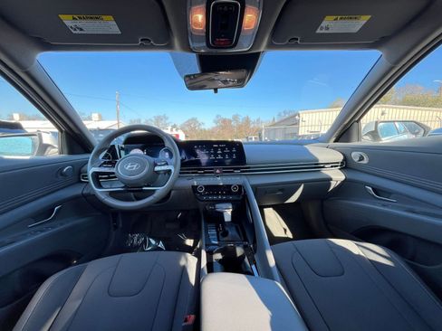 Used 2025 Hyundai Elantra SEL image 32