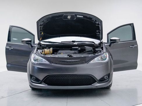 Used 2019 Chrysler Pacifica Touring-L w/ S Appearance Package image 16