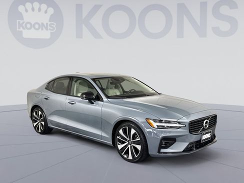 Used 2022 Volvo S60 B5 Momentum w/ Advanced Package image 10