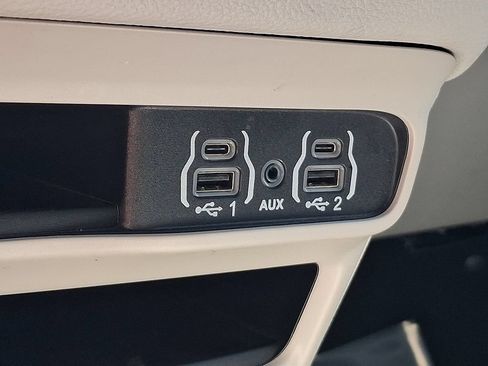 Used 2023 Chrysler Pacifica Touring-L FWD image 25