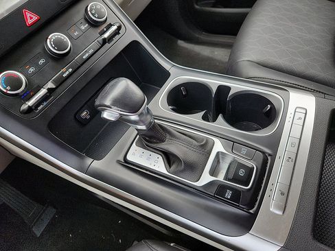 Used 2023 Kia Carnival LX image 12