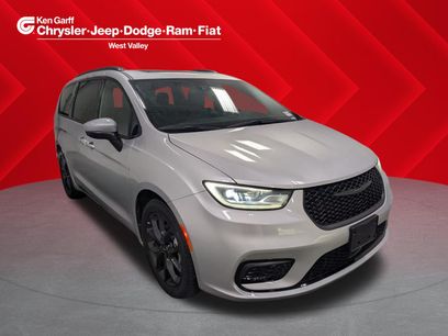 Used 2023 Chrysler Pacifica Touring-L w/ S Appearance Package