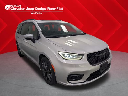 Used 2023 Chrysler Pacifica Touring-L w/ S Appearance Package FWD image 1