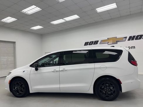 Used 2024 Chrysler Pacifica Limited FWD image 8
