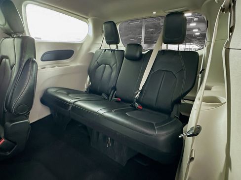 Used 2024 Chrysler Pacifica Touring-L FWD image 28