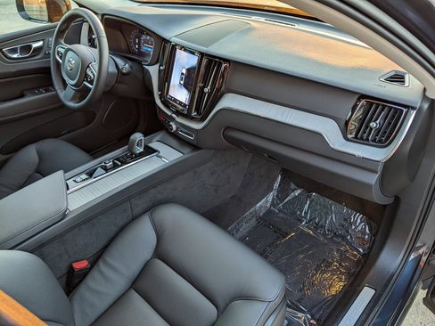 Certified 2025 Volvo XC60 T8 Plus w/ Protection Package Premier image 21