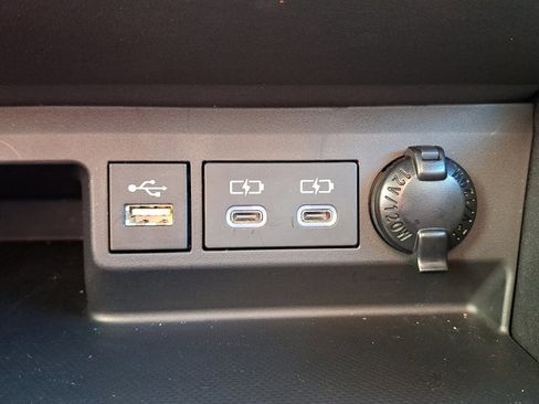 Used 2025 Toyota Highlander XLE image 24