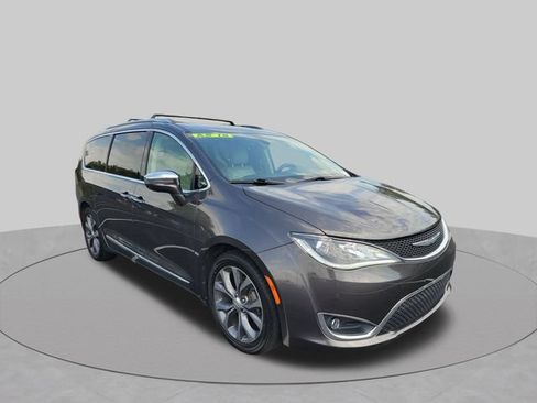 Used 2018 Chrysler Pacifica Limited w/ Tire & Wheel Group FWD image 12