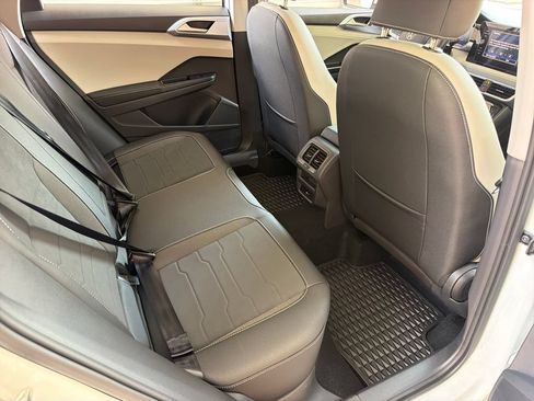 Used 2025 Volkswagen Taos SE w/ Panoramic Sunroof Package FWD image 32