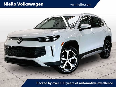 Certified 2025 Volkswagen Tiguan SE image 1