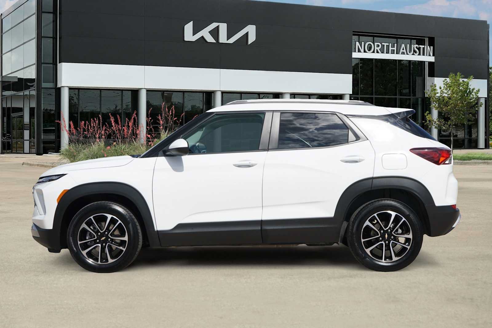 Used 2025 Chevrolet TrailBlazer LT FWD image 3