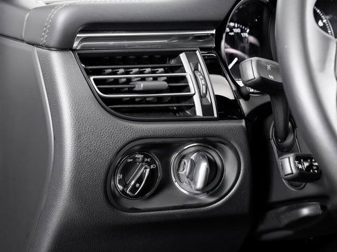 Used 2025 Porsche Macan image 12