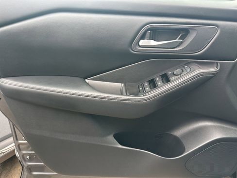 Used 2025 Nissan Rogue SV image 9