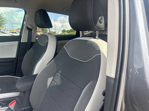 Certified 2025 Volkswagen Taos SE FWD image 9